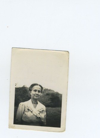 Woman with a ruffled collar