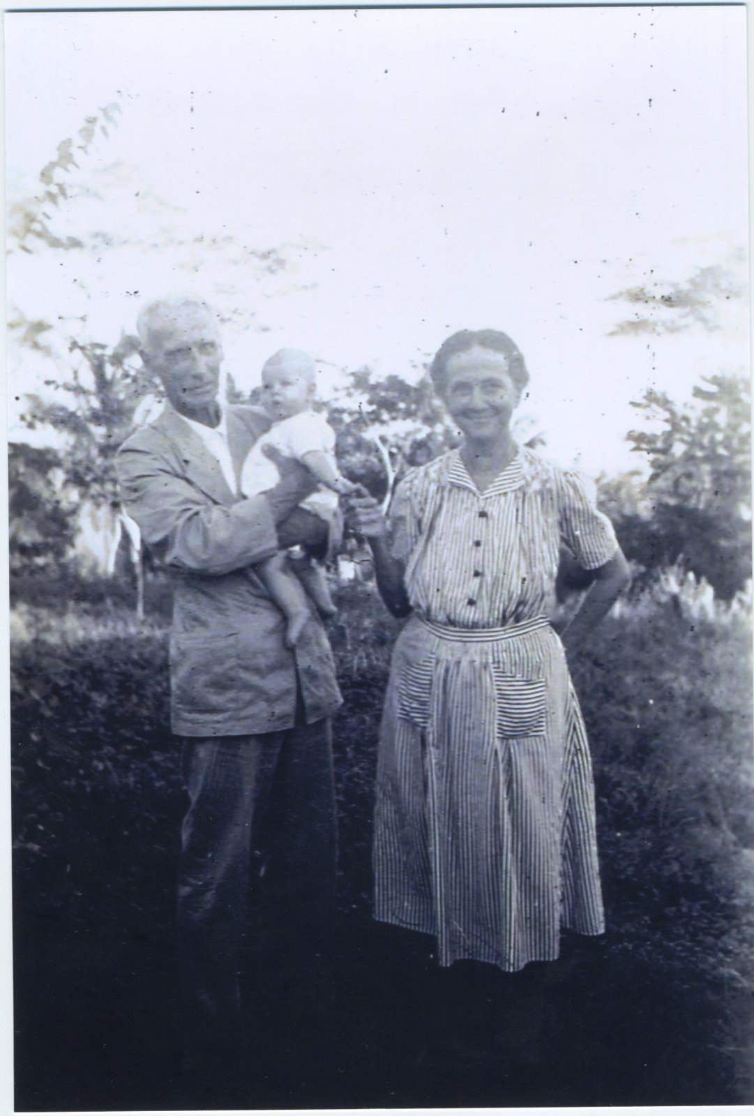 Grandparents with a baby (2 of 2)